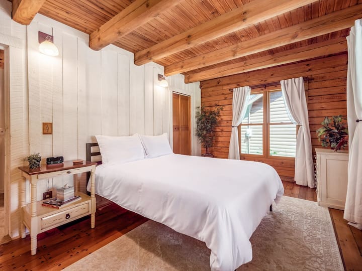 Escápate a este acogedor refugio de cabaña, con un interior rústico de madera, una cómoda cama tamaño queen con sábanas blancas frescas e iluminación cálida para un ambiente relajante. Perfecto para una escapada tranquila con vista a los estanques alimentados por manantiales y más de 8 acres.