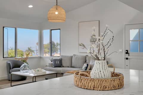 Delightful beach cottage steps to Woods Cove!