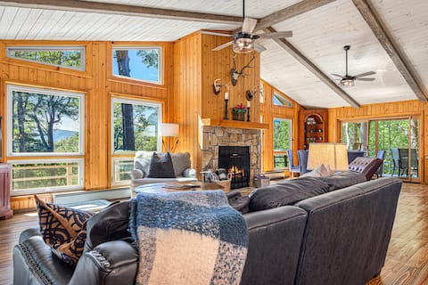 Top performing Airbnb: Stunning Mt Views/trails/hot tub/4 mi to Cashiers! in Cashiers