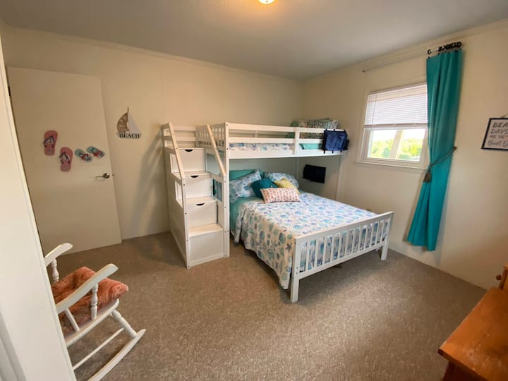 تحتوي غرفة النوم 3 على سرير هرمي وهو سرير مزدوج على سرير كامل. 