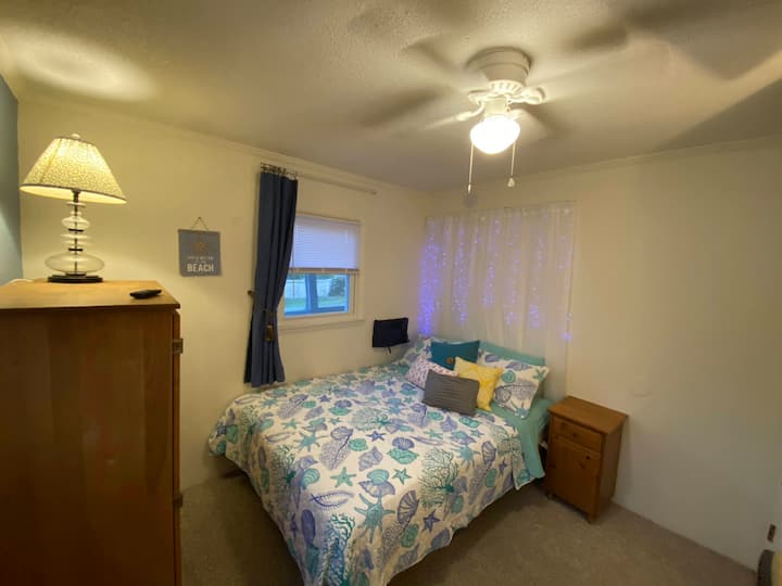 استرخ في نهاية اليوم مع إعدادات التدليك على Purple Powerbase، وهو سرير بحجم كوين قابل للتعديل. ارفع قدميك أثناء القراءة أو النوم مع ارتفاع رأسك ؛ حتى أنه يحتوي على إعداد بدون جاذبية. 