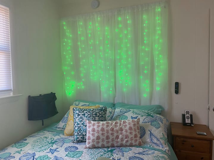 Above the bed are mini LED lights with a remote control where you can choose from 16 colors and various special effects.