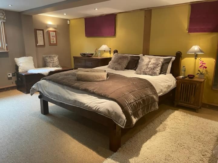 Основна спалня с допълнителни 2 единични легла и климатик