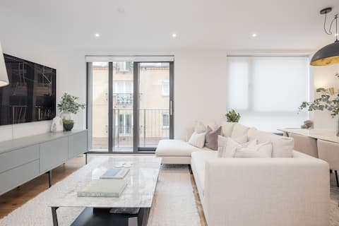 Top Airbnb: Luxury Mayfair Townhouse near Buckingham Palace in City Of Westminster
