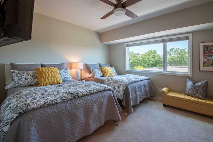 El segundo dormitorio está amueblado con dos cómodas camas tamaño queen que proporcionan mucho espacio para dormir para amigos y familiares.  Hay una televisión para ver dibujos animados o una película favorita antes de ir a la cama. El apagón de las cortinas plisadas hace que la hora de la siesta sea más fácil. 