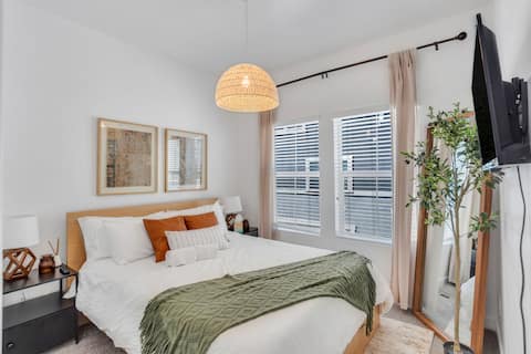 Spacious Townhome w/ Pool and Hot Tub