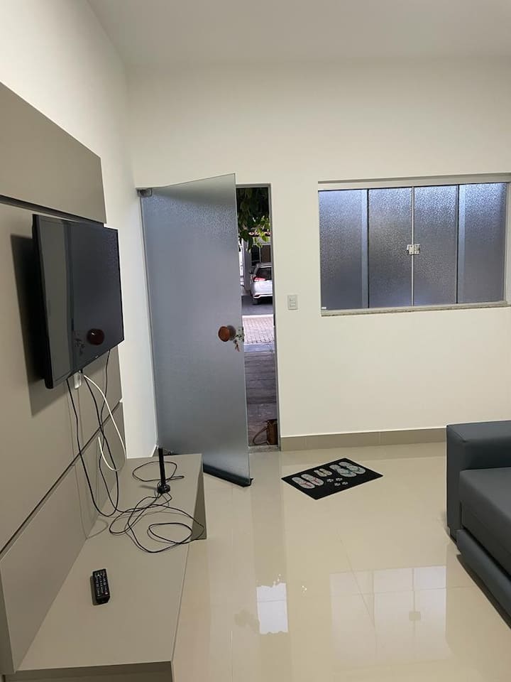 ห้องนั่งเล่นที่มีเตียงโซฟาทีวี