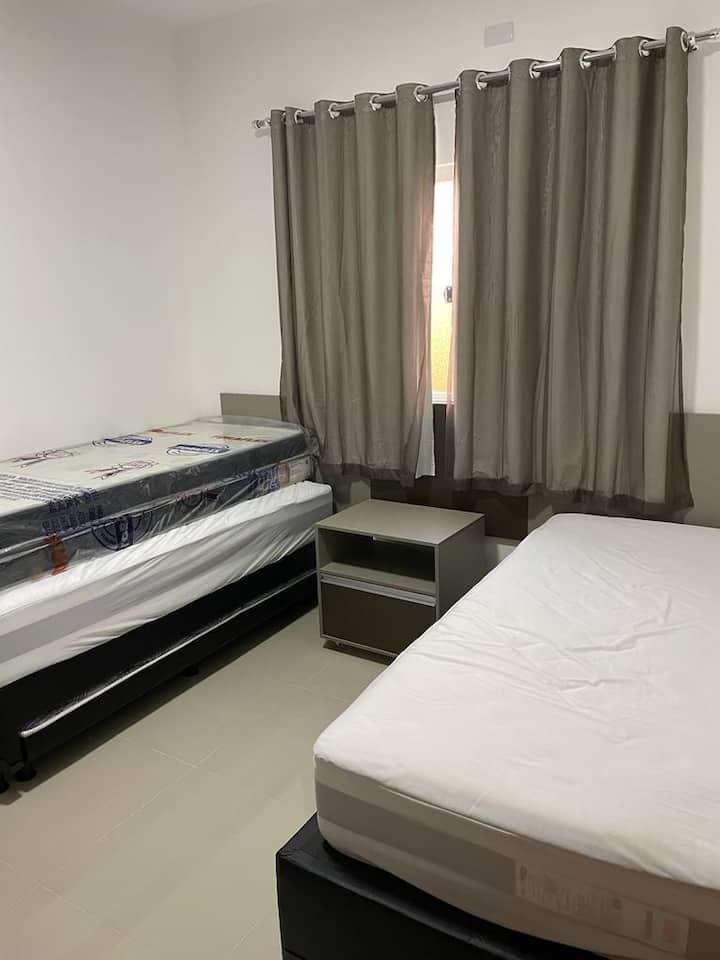 ห้องเดี่ยวพร้อมเตียงเสริม 2 เตียงสร้างเป็น 4 เตียง ฟูกนอน 2 หลังผ้าม่านเครื่องปรับอากาศส่วนกลาง