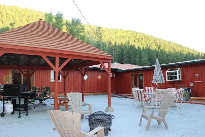 Cabin in Missoula · ★5.0 · 4 bedrooms · 6 beds · 2 private baths