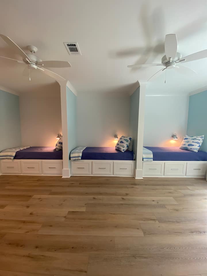 Двуетажна стая с 3 единични легла XL