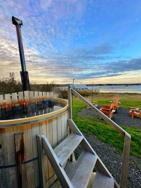 Cozy Forest - Hot Tub, 2 Bdrm Oceanfront Cottage
