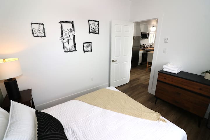 Dormitorio Queen con un acogedor bosque