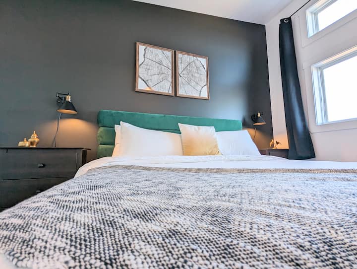 Dormitorio tamaño king con un acogedor bosque