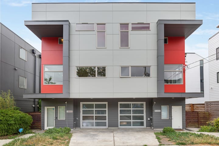 6B6B Ballard Duplex 240V EVcharger Rooftop Parking gallery image 2