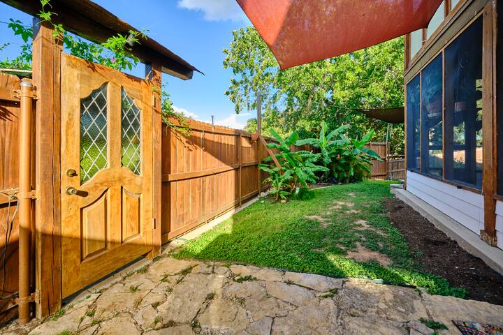 Barton Hills Pad: Sleep 16+, 3mi from Downtown