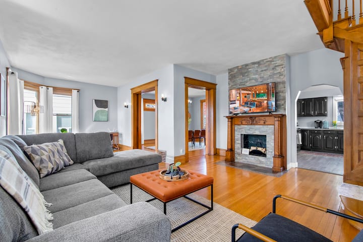 Historic Charmer | Marion Uptown | 4 Bedrooms - Cedar Rapids, IA