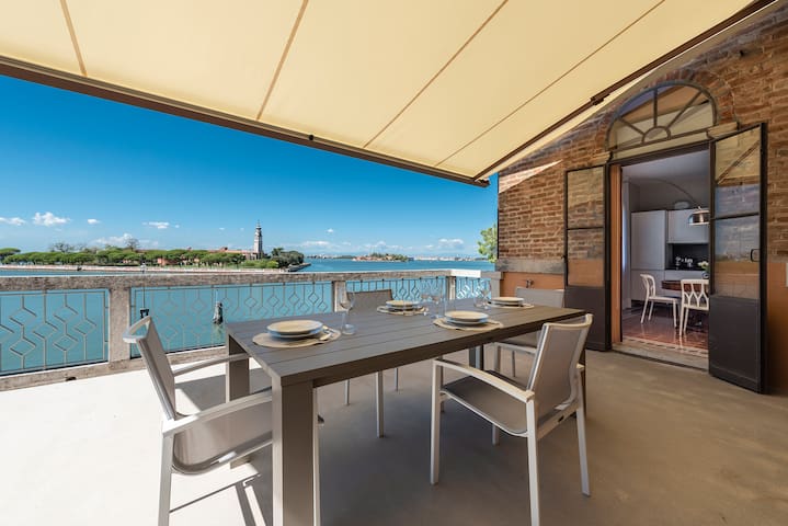 Ca’ delle Contesse – Luxury waterfront apartment