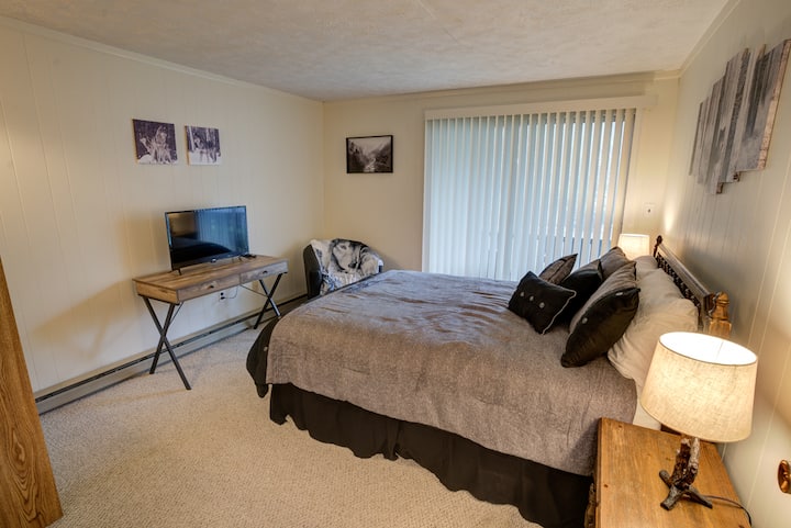 Wolf room / queen bed / roku TV