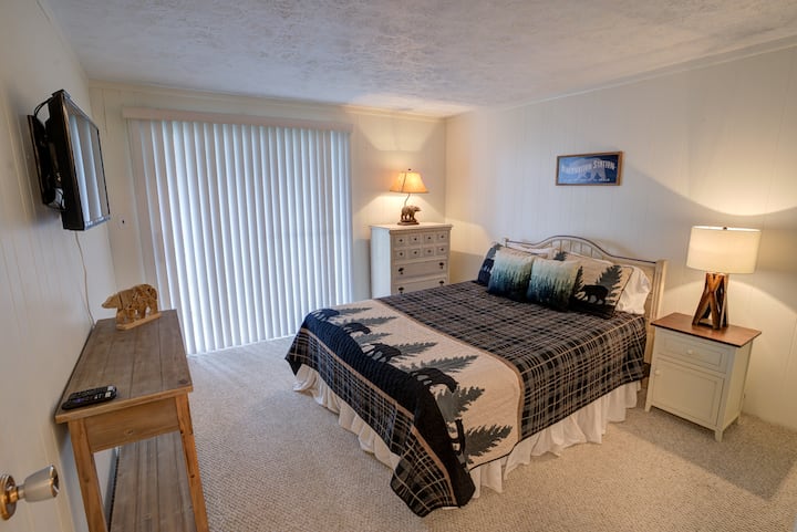 Bear room / queen bed / roku TV