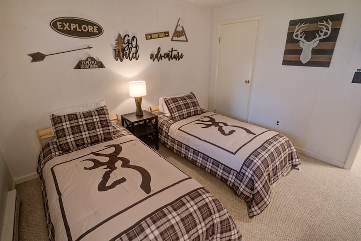 Deer room / twin beds / roku TV