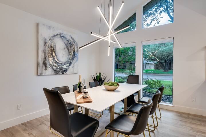 Stylish Dallas Oasis w/ Pool, BBQ, Firepit & Mural gallery image 5