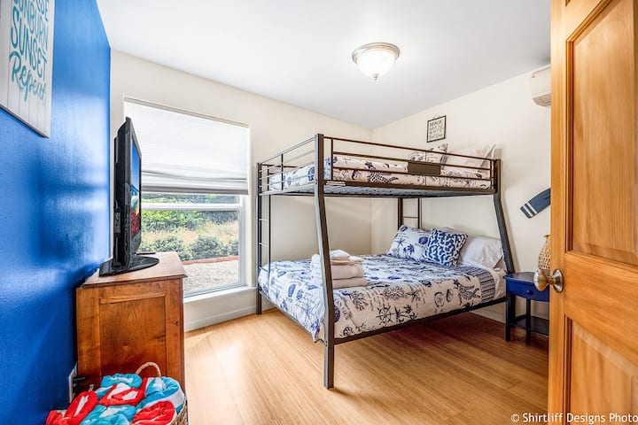 Chumba cha ghorofa kilichojaa juu na malkia chini! Pamoja na televisheni janja ya pili unaweza kuingia kwenye chaneli za usajili unazopenda.  Inafaa kwa watoto au filamu ya usiku wa manane!