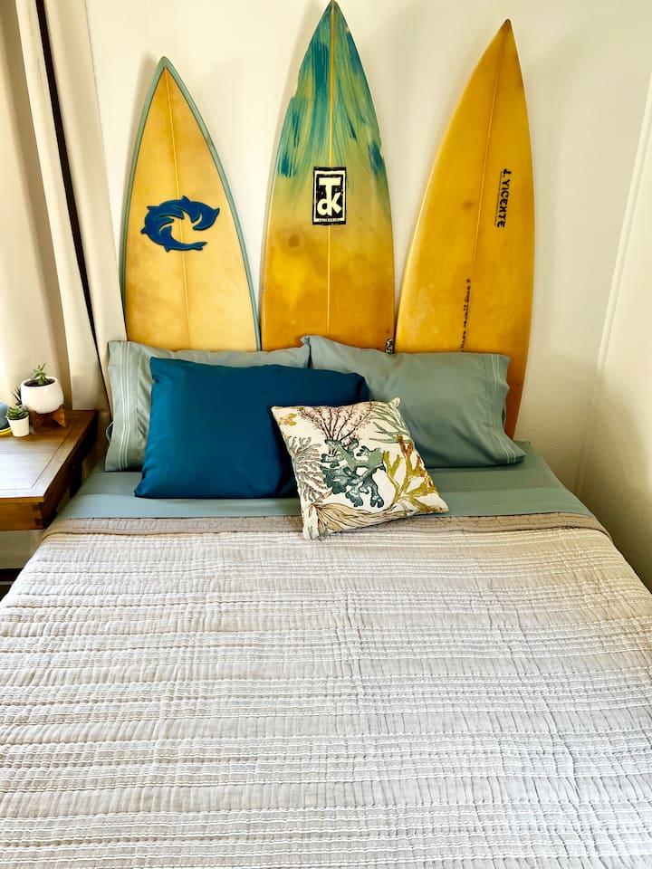 Odmorite se u našem madracu od plišane memorijske pjene veličine kraljice i cool prilagođeno uzglavlje daske za surfanje.