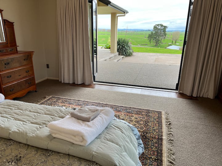 Kiropraktičan krevet veličine Sleepyhead. Toplinska pumpa. Bifold vrata. 
Mondo 1000 navoja egipatske pamučne plahte, pamučna posteljina Wallace, luksuzna plahte za kupanje Sheridan. 
Ova glavna spavaća soba ima  garderobu koja je povezana s velikim kupaonicama. 