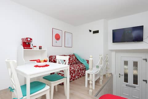 Cute, cosy, near castle, smart TV, WIFI, old town
