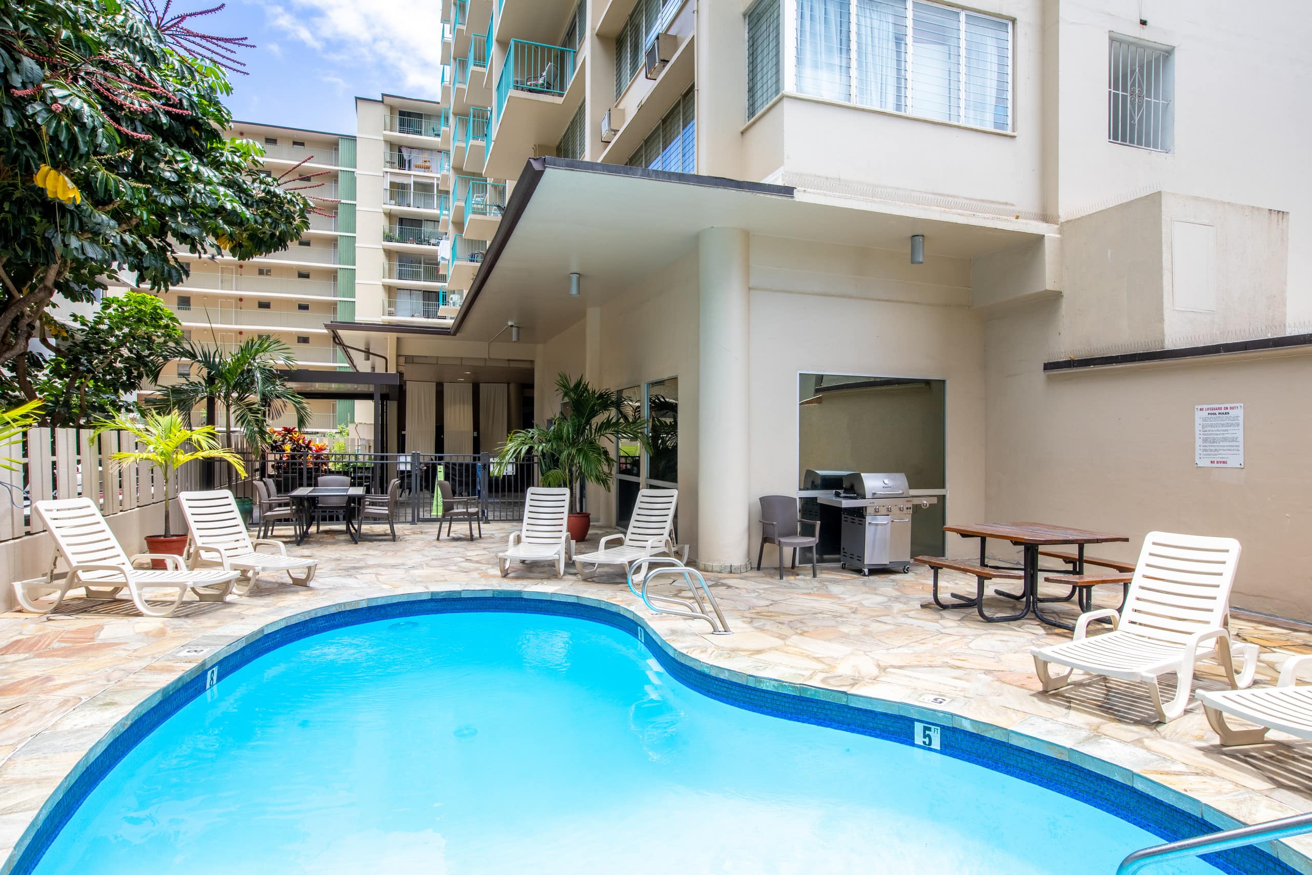 Condo in Honolulu · ★4.85 · 1 bedroom · 2 beds · 1 private bath - Image 40