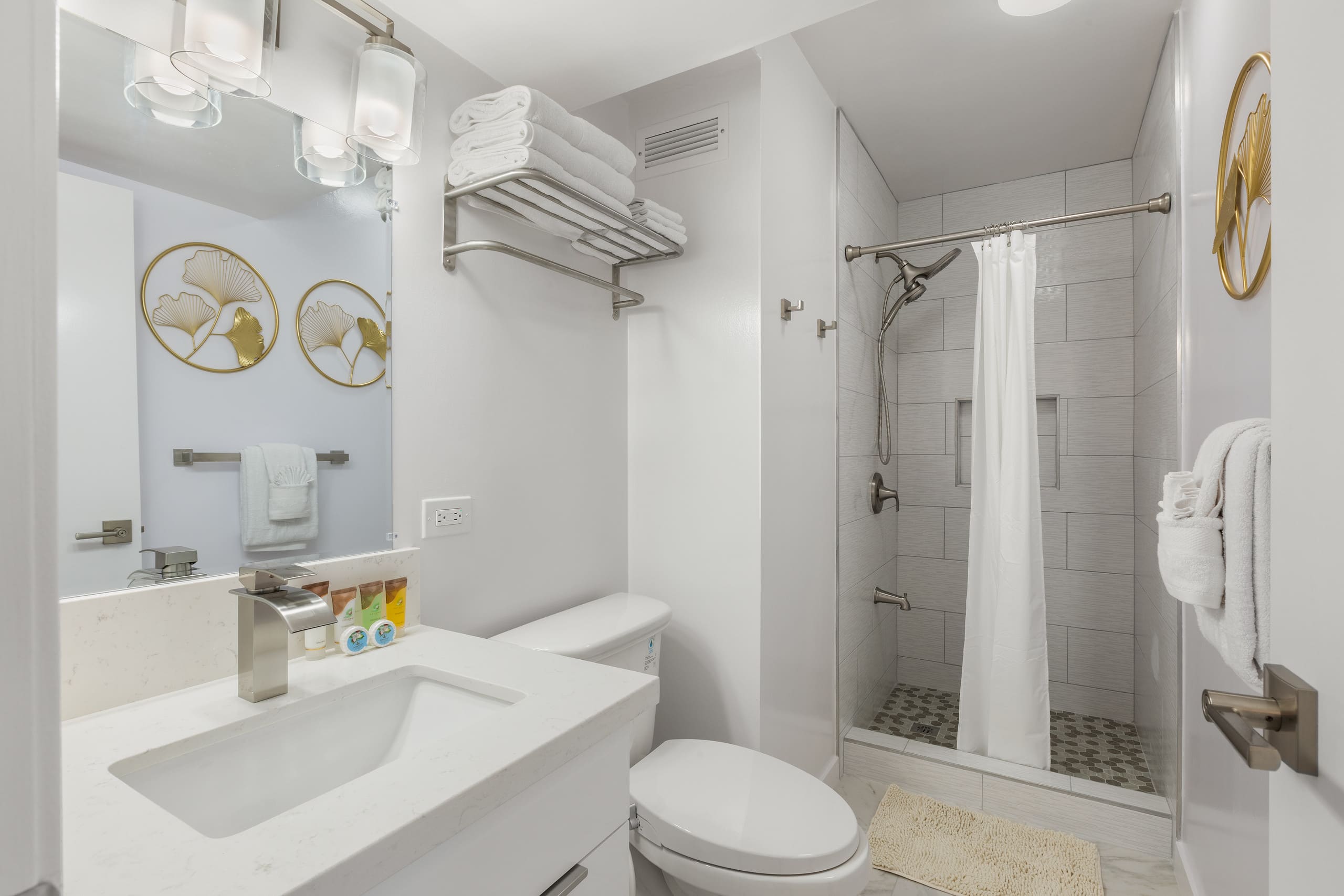 Condo in Honolulu · ★4.85 · 1 bedroom · 2 beds · 1 private bath - Image 28