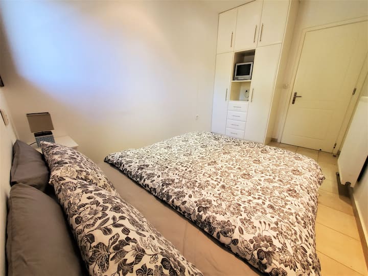 חדר שינה 3

 140x200 מיטה + מבנה ארונות