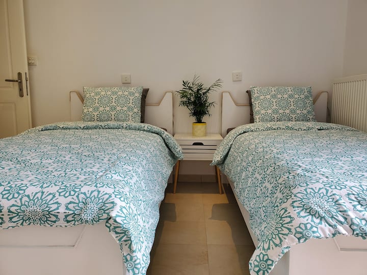 חדר עם 2 מיטות יחיד, ארון מובנה ומרפסת.