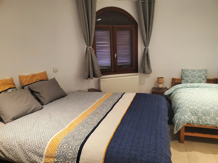 חדר שינה 1: ניתן להמיר את המיטה הגדולה לשתי מיטות יחיד - כך שאפשר שיהיו כאן 3 מיטות יחיד. יש לציין את תצורת המצעים שאתם צריכים. 