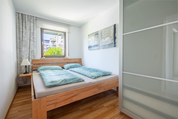 חדר שינה עם מיטה זוגית 180x200 ס"מ