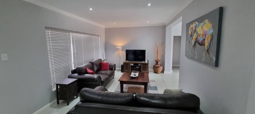 Modern Renovated Gem. Close to Strand Beach gallery image 3