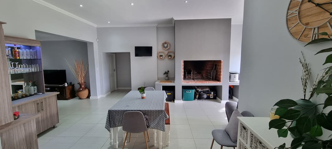 Modern Renovated Gem. Close to Strand Beach