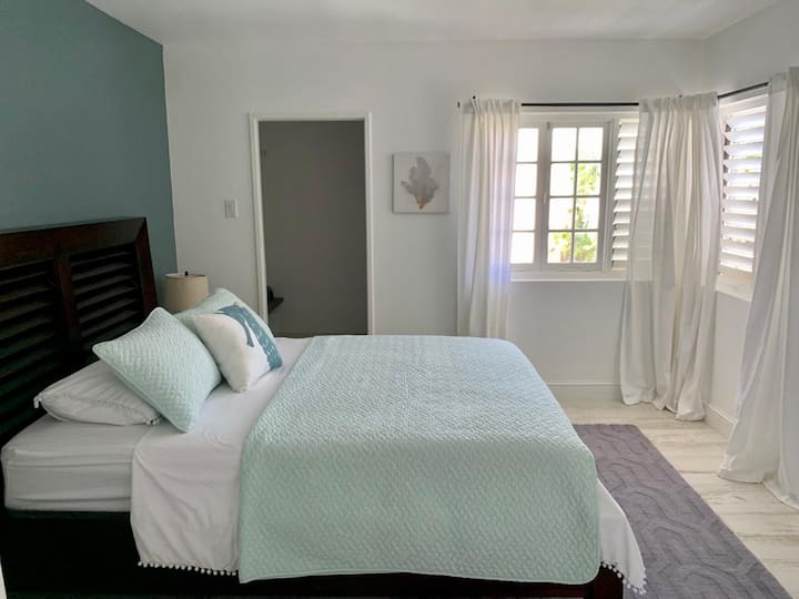 Dhoma e gjumit 2 - shëtitje e madhe në gardërobë me ajër të kondicionuar