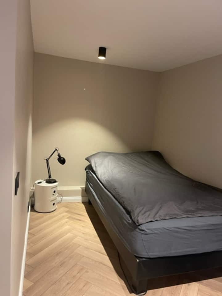 Chumba 4 cha kulala

Pia sehemu mahususi ya kufanyia kazi
Chumba chenye Wi-Fi ambacho kinafaa kwa ajili ya kufanya kazi.

- Mashuka ya kitanda
- Mashuka ya pamba
- Mito na mablanketi ya ziada


