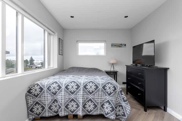 Chumba cha kulala cha 2

Viango vya nguo
Vitambaa vya kitanda
Vitambaa vya pamba
Mito na mablanketi ya ziada
Hifadhi ya nguo: kabati la nguo
49" HDTV na Chromecast, Netflix na Disney +
