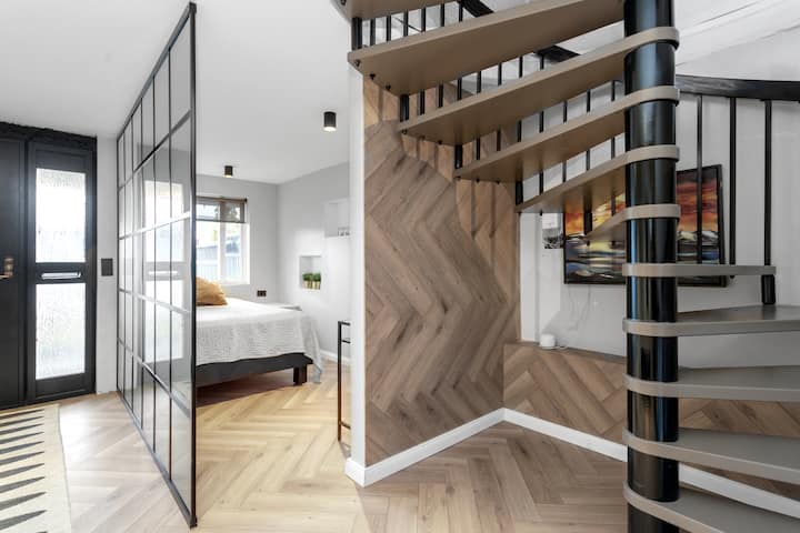 Mlango mkuu na ukumbi uko kwenye ghorofa ya kwanza na mlango wa kuingia kwenye vyumba viwili vya kulala. Kwenye ukumbi utapata kiango cha nguo za nje na hifadhi ya viatu.