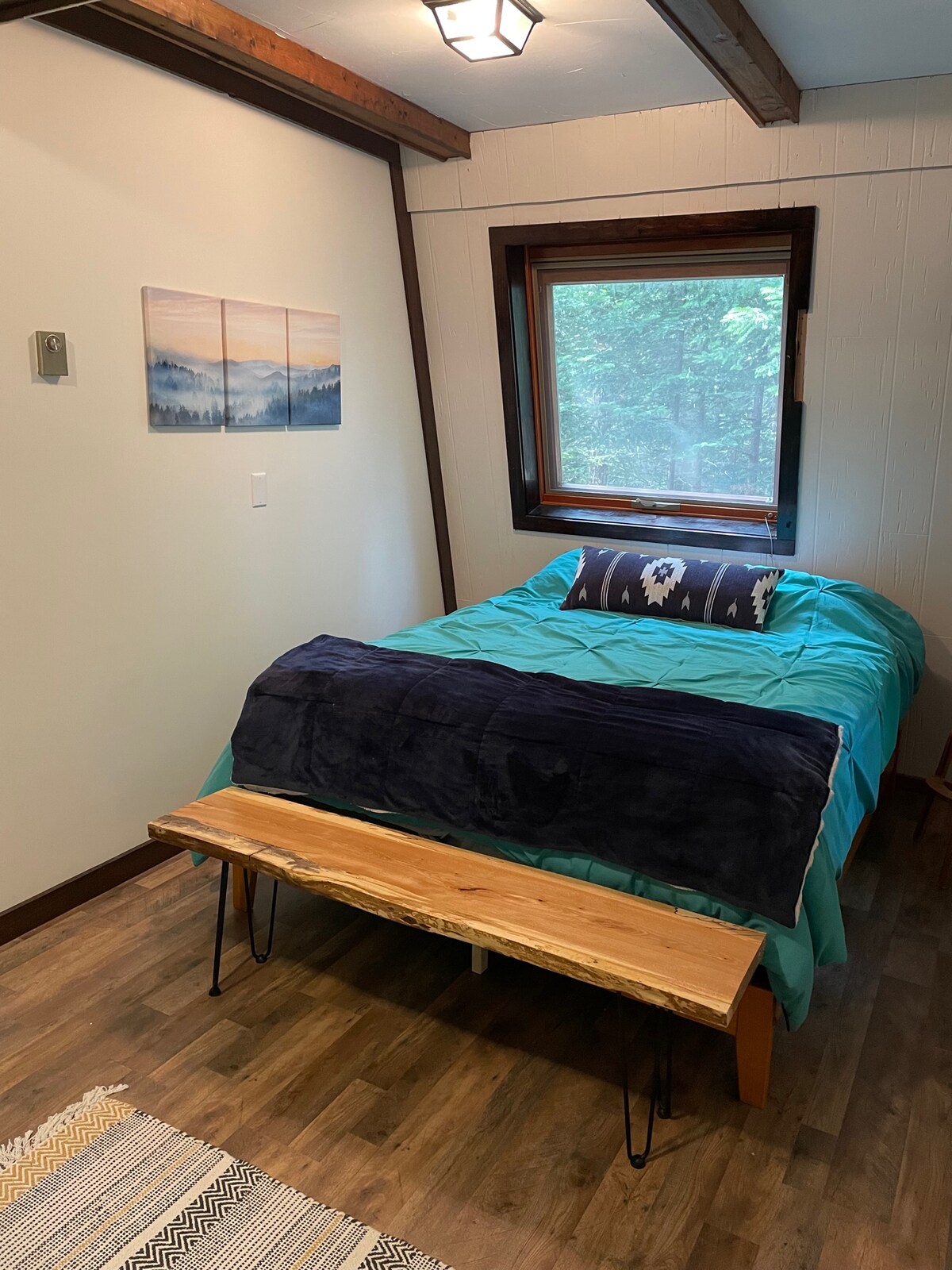 2号卧室（中层）。 标准双人床和双人床，下铺是双人床，上铺是双人床。 