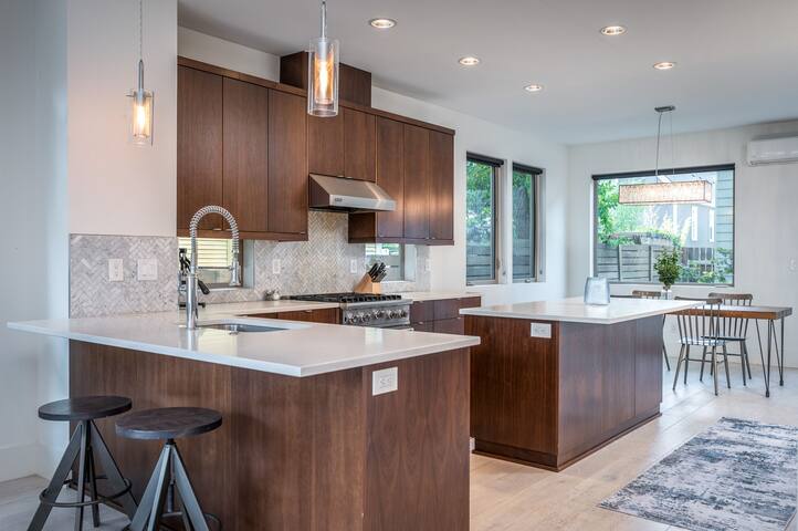 Modern home blocks from trendy Mississippi Ave gallery image 5