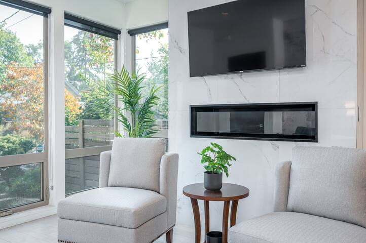 Modern home blocks from trendy Mississippi Ave gallery image 4