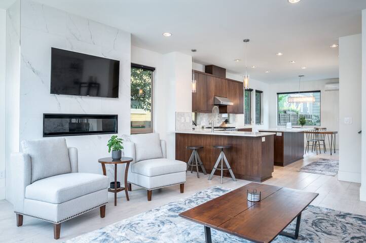 Modern home blocks from trendy Mississippi Ave gallery image 2