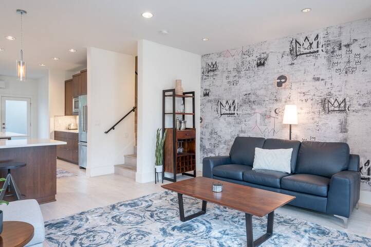 Modern home blocks from trendy Mississippi Ave gallery image 3