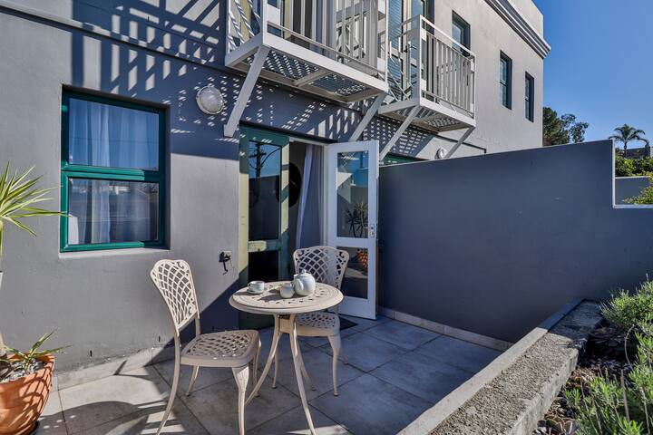 Modern Contemporary Apt+Balcony *No Loadshedding* gallery image 5