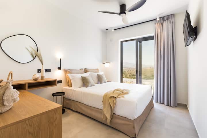 สีสันสดใสและความเก๋ไก๋หรูหราผสมผสานกันในห้องนอนชั้นล่าง 