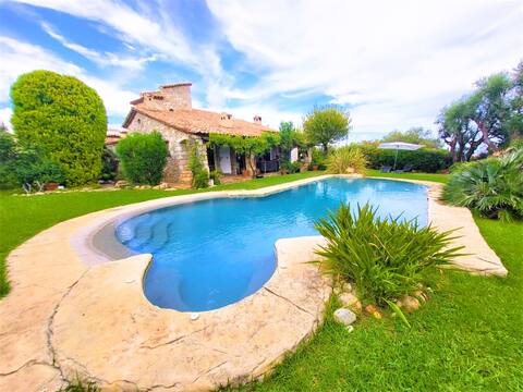 Magnifique maison en pierre avec jardin et piscine