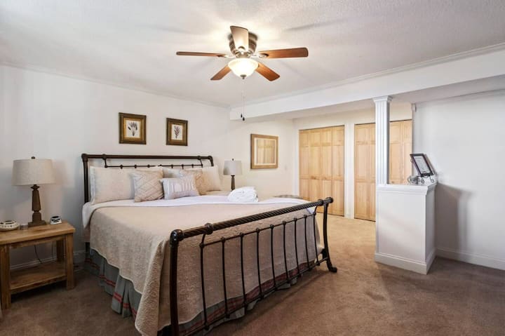 Chumba cha kulala cha King kwenye ngazi ya chini kinajumuisha bafu lililofungwa na mchanganyiko wa beseni la kuogea. Mengi ya chumba katika chumba hiki kikubwa cha kulala.